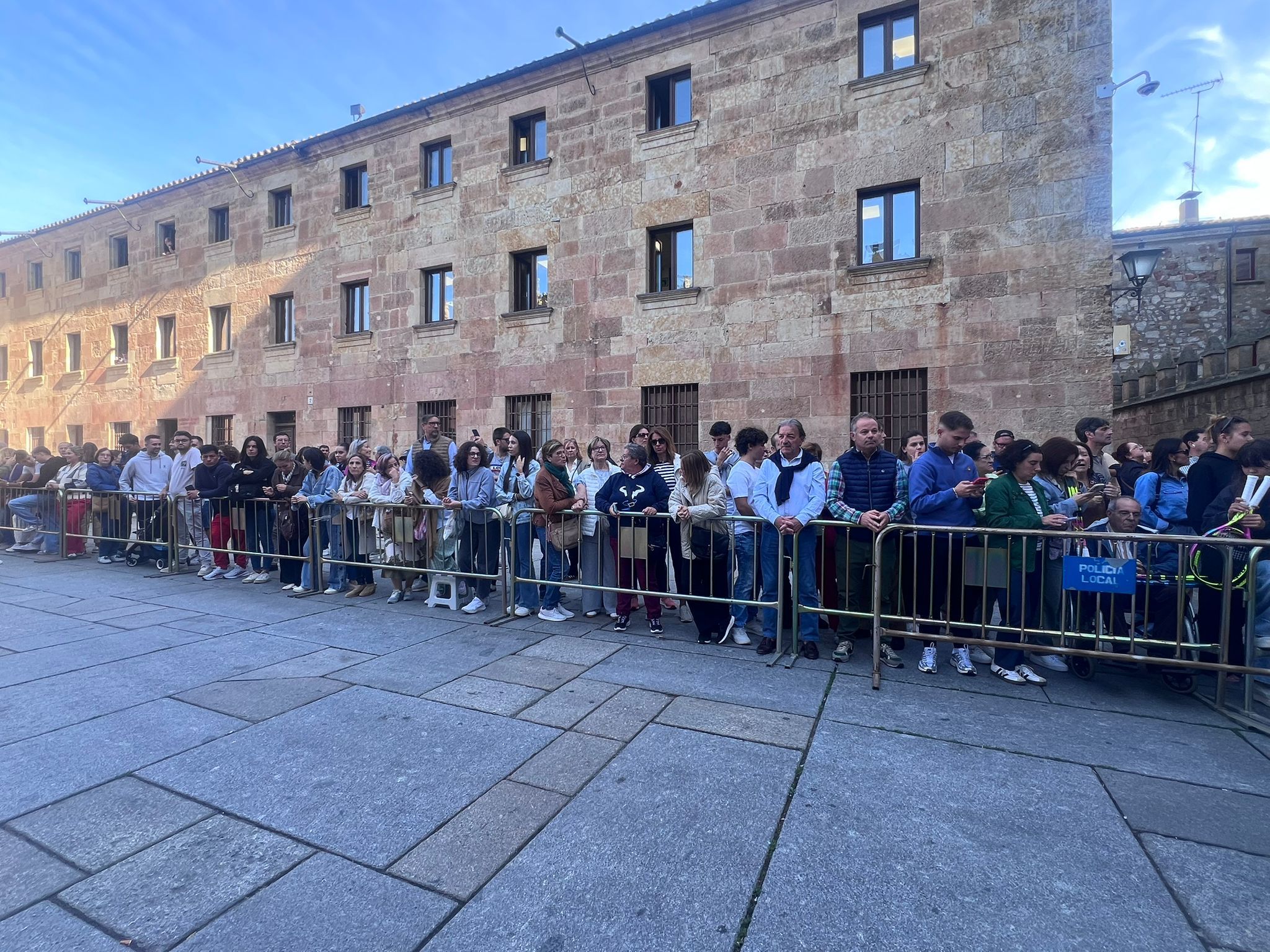Decenas de personas se encuentra en el patio de Escuelas para ver a Nadal