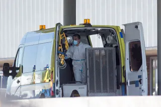 Un profesional sanitario en una ambulancia