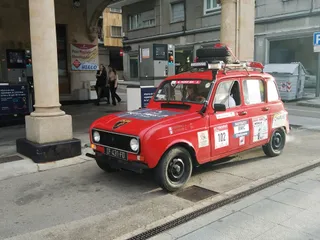 Renault 4 cruzan Salamanca de camino a Marruecos