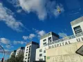 Hospital de Salamanca con un helicóptero.