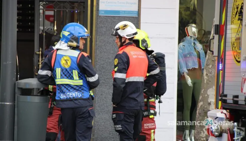 GALERÍA | Los Bomberos acuden hasta María Auxiliadora por un fuerte olor a gas