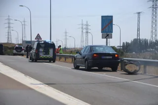 Accidente de tráfico entre un camión y un vehículo en la A-62 a la altura de Villares de la Reina | Andrea Mateos