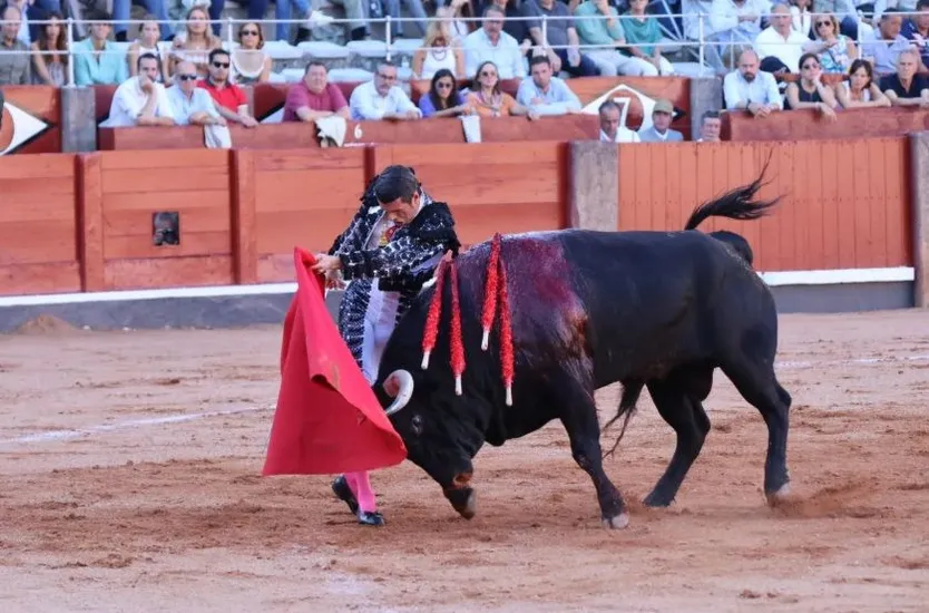 Emilio de Justo con un toro de El Vellosino en La Glorieta en la feria de 2024