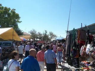 El municipio acoge una nueva edición especial del mercadillo portugués