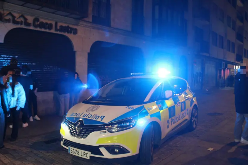 Coche de la Policía Local de Salamanca en la calle Varillas
