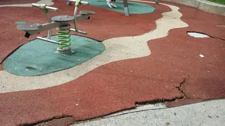 El PSOE pide incorporar al Plan que creará zonas para perros el arreglo de los parques infantiles donde van ubicadas