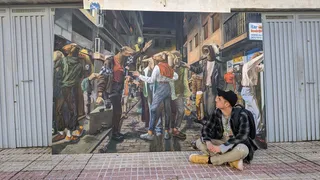 Mario junto a su obra, 'Agnus Dei'