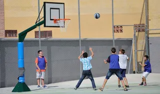 Alumnos practican deporte escolar. Foto de archivo