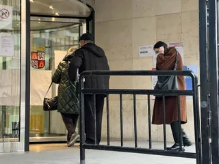 Gente a las puertas de los Centros de Salud en Salamanca con la mascarilla, tras su uso obligatorio desde este miércoles. Fotos S24H