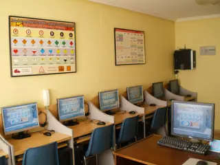 Sala para realizar el examen teórico de conducir | Autoescuela CODASA