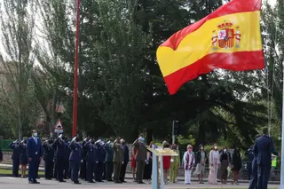 Izado de la bandera en Santa Marta en recuerdo a las víctimas del COVID