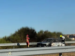 Un coche echa a arder en la autovía y moviliza a bomberos y Guardia Civil
