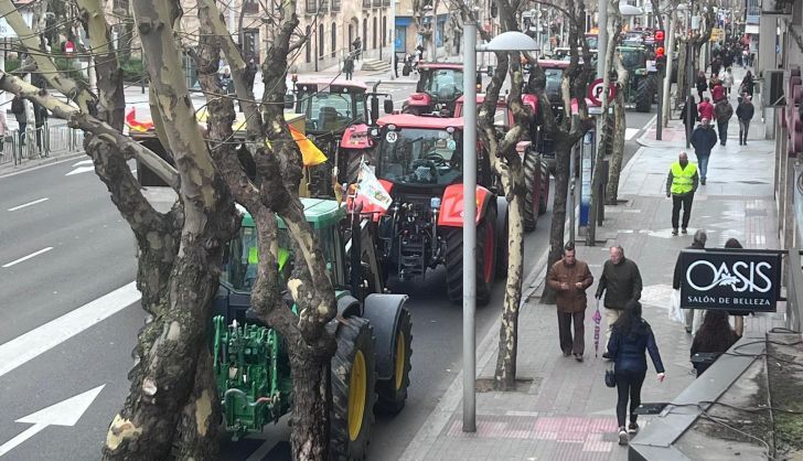 Tractores en avenida de Mirat
