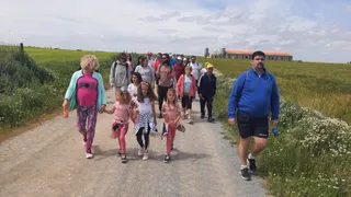 El paseo saludable de Paradinas de San Juan ha reunido a unas 500 personas