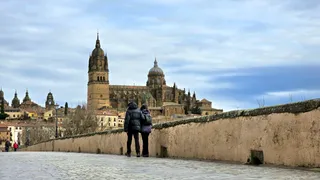 Gente paseando por El Puente Romano | Andrea Mateos