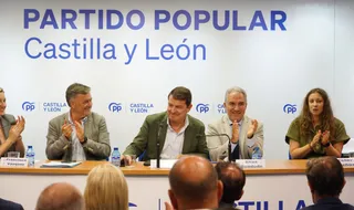 El presidente del PP de Castilla y León, Alfonso Fernández Mañueco, y el vicesecretario de Coordinación Autonómica y Local del PP, Elías Bendodo, clausuran la reunión del Comité Ejecutivo Autonómico del PPCyL. | Foto: ICAL