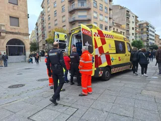 Momento en el que el varón es introducido en la ambulancia