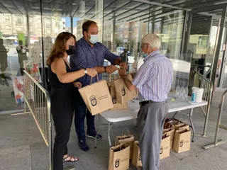 Roberto Martín y Mª Jesús Moro entregan los regalos a los mayores