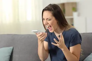 Hablar por teléfono. Foto Infosalus