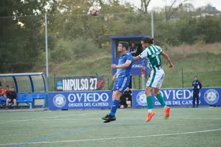 Willy pugna por un balón aéreo en Covadonga | FOTO CD GUIJUELO