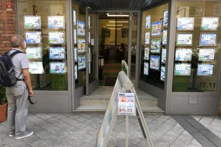 Un señor observa los anuncios de venta y alquiler de viviendas en una inmobiliaria - Miriam Chacón (ICAL)