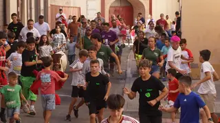 Los más pequeños disfrutan del encierro infantil en Alba de Tormes