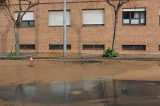 Reventón de agua en el paseo César Real de la Riva. Fotos S24H (1)