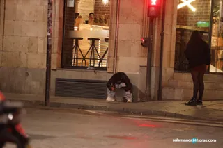 Imagen de archivo de una persona multada por saltarse el toque de queda en Salamanca. Después dobló la esquina y se puso a orinar en plena calle