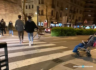 Imagen rocambolesca en Salamanca: un joven ebrio roba una silla de una terraza y sale corriendo con ella