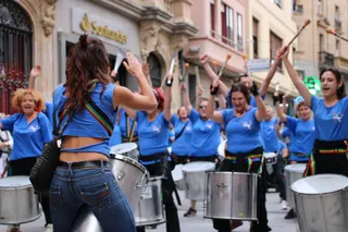 El taller de batucada K Charros organizado e impartido por la Asociación Cultural Educativa Blocco Charro sale a la calle este con el objetivo de acercar el mundo de la percusión afrobahiana a la ciu (5)