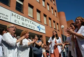 La Plataforma en Defensa de la Sanidad pide al fiscal que investigue la externalización de operaciones en El Bierzo