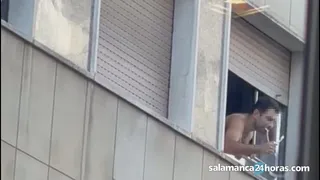 Un vecino de la calle Santos Jiménez, escupiendo desde la ventana