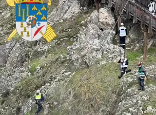Guardias civiles de Salamanca participan en un rescate recreado en las pasarelas del Mondego | Guardia Civil de Salamanca (@guardia_civil_salamanca)