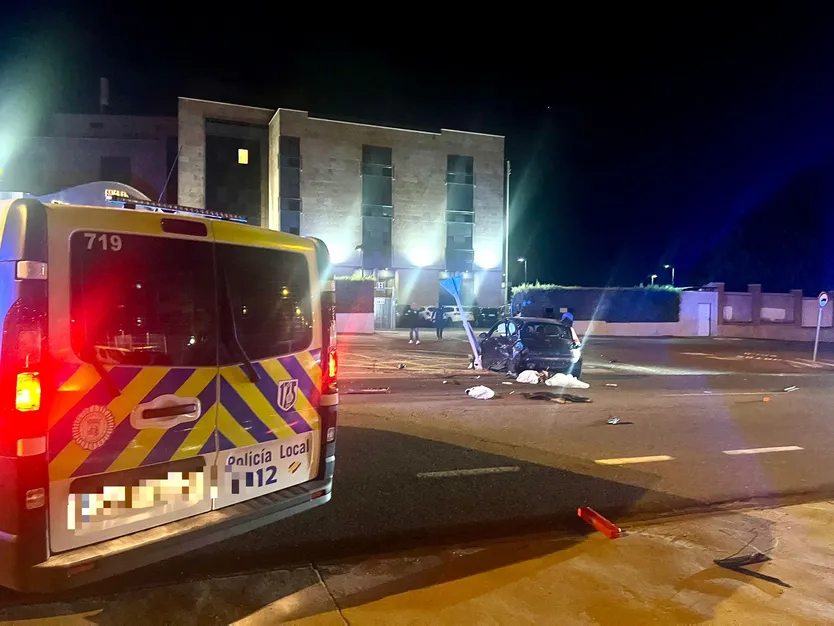 Una aparatosa colisión entre dos turismos deja un herido en la avenida Agustinos Recoletos