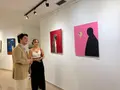 El concejal de Juventud, César Gómez-Barthe y la artista salmantina, Jazmynn Mercedes Rainge