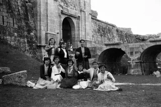 Comiendo el Hornazo en Fuerte de la Concepción el Domingo de Pascua. Foto recuperada del Archivo de Foto Muñoz.