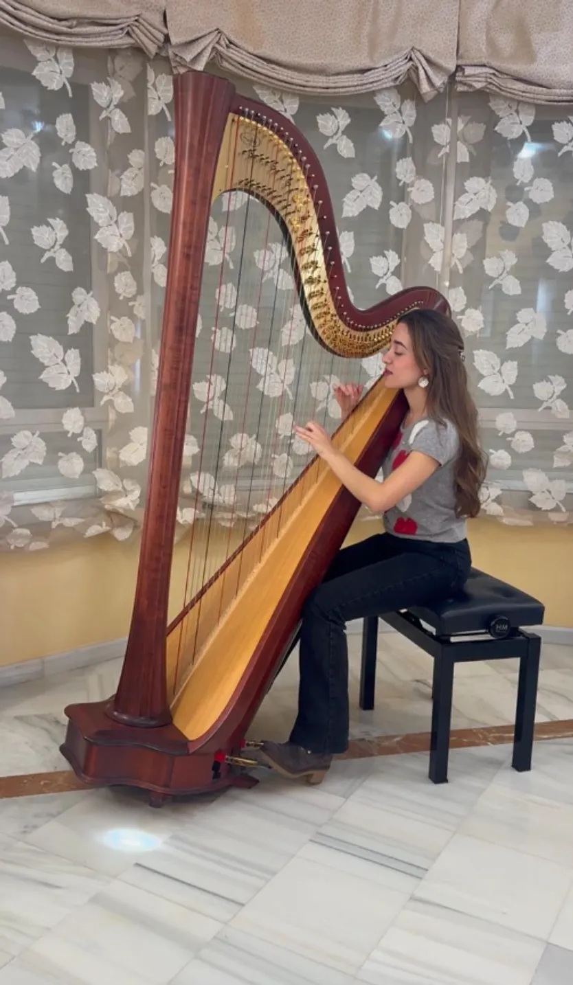 Cristina Saldaña tocando el arpa