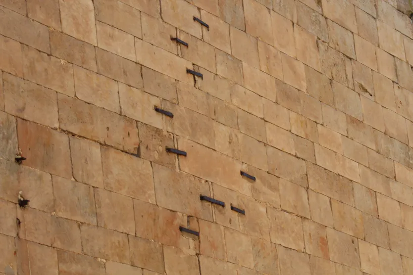 Grietas y grapas de Salamanca por el terremoto de Lisboa de 1755