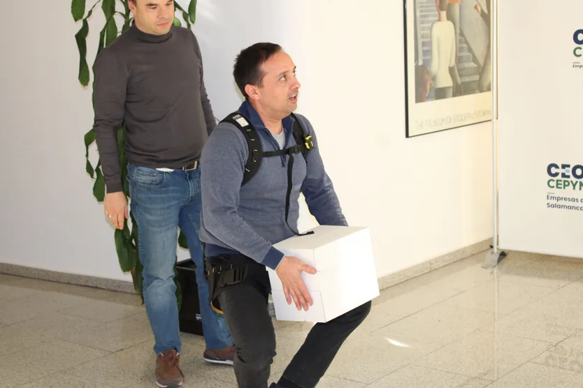Demostración del funcionamiento de exoesqueletos industriales