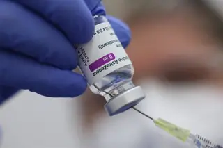 Un vial de la vacuna de AstraZeneca contra el Covid 19