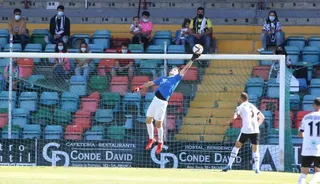 Javi Benítez atrapa un balón en el Helmántico / FOTO SALAMANCA24HORAS.COM