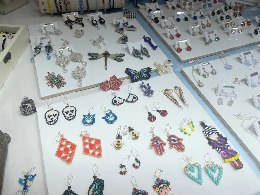 Pendientes de arcilla, cristales y maki