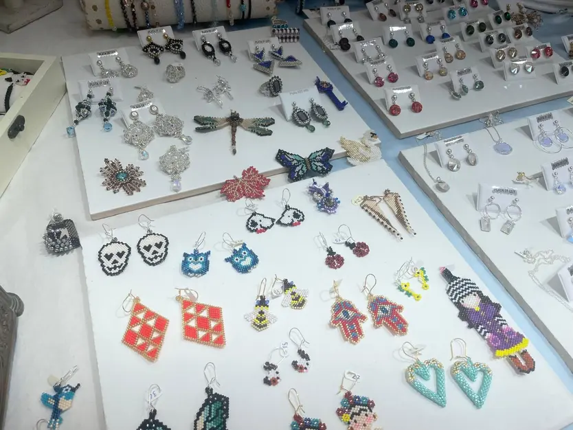 Pendientes de arcilla, cristales y maki
