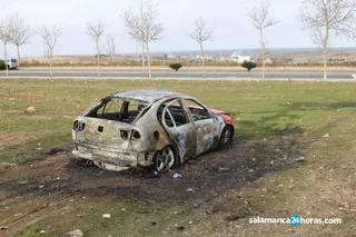 Coche quemado junto a cementerio (2)