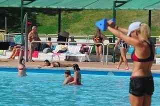 Arrestada por hurtar dos móviles en las piscinas de Garrido