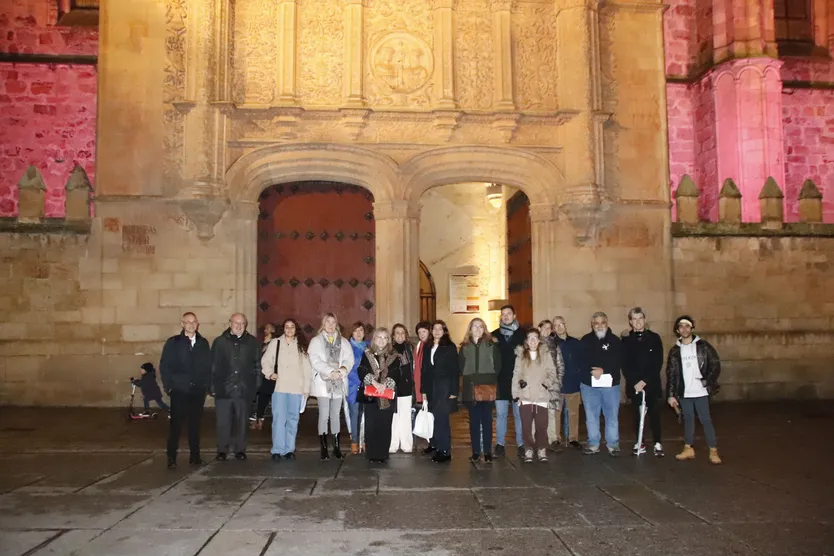 La Fachada Rica de la Universidad de Salamanca vuelve a iluminarse de color morado con motivo de la conmemoración del Día Internacional para la eliminación de la violencia contra las muje