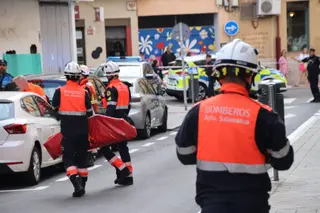 Bomberos en la calle León Felipe.