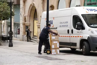 Un trabajador durante su jornada laboral en las calles de Salamanca. Foto SALAMANCA24HORAS