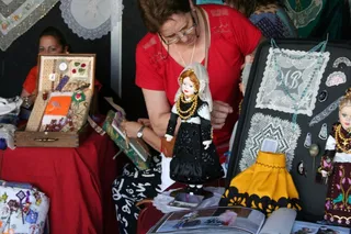 La asociación de mujeres 'Barroca' en la 'Mostra Internacional de Rendas de Bilros'