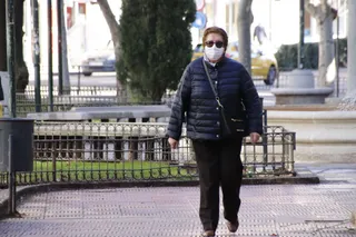 Gente por las calles de Salmanca en invierno